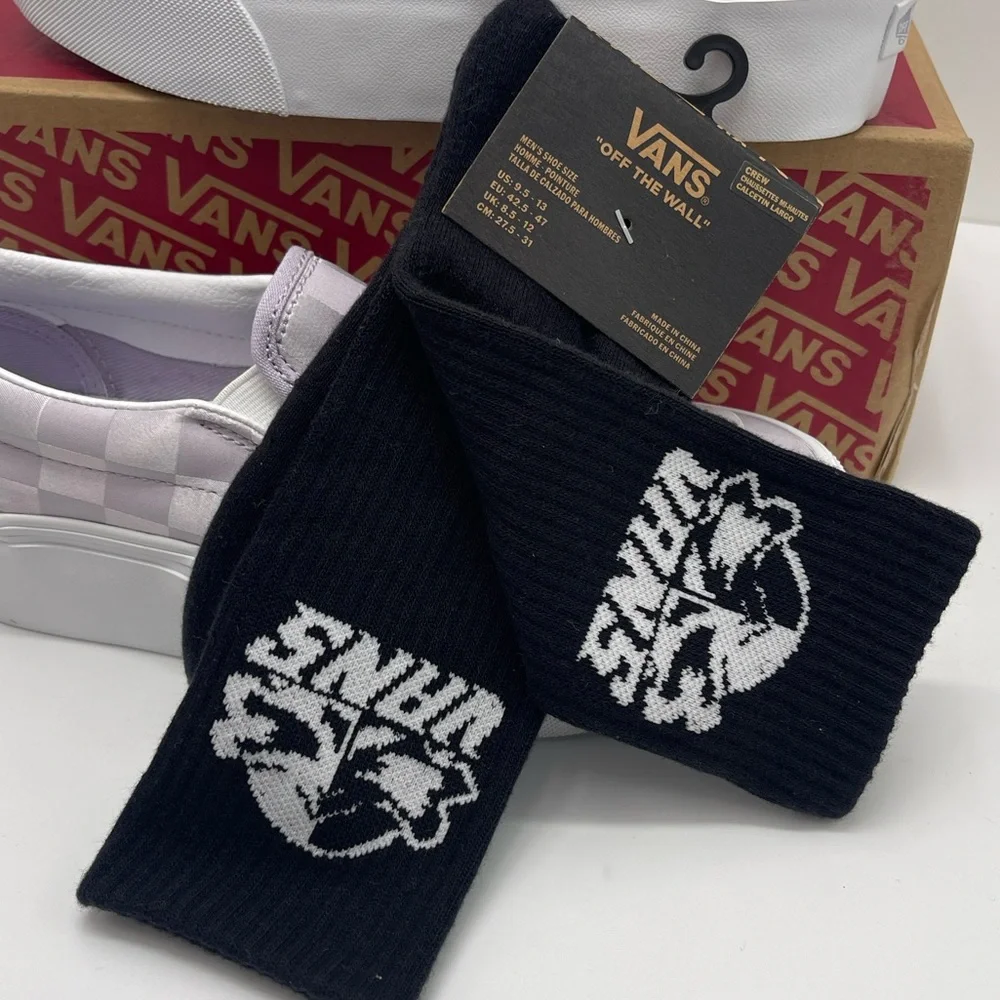 Vans Major Type Crew Socks (1 pair)
with jacquard art of a sinister skull - Picture 13 of 16